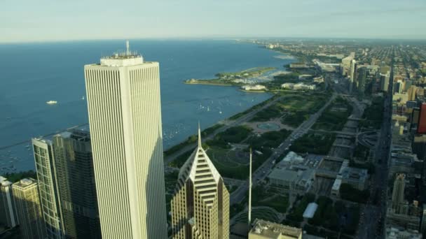 Озеро Мичиган за небоскребами Чикаго — стоковое видео