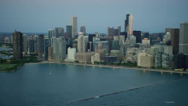 Ciudad de Chicago paseo marítimo y edificios — Vídeo de stock