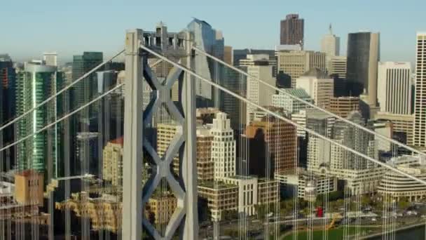 Oakland Bay Bridge met wolkenkrabbers van San Francisco — Stockvideo