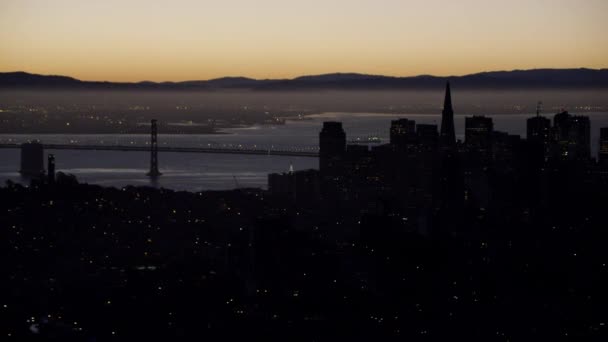 A felhőkarcolók, San Francisco Bay Bridge város — Stock videók