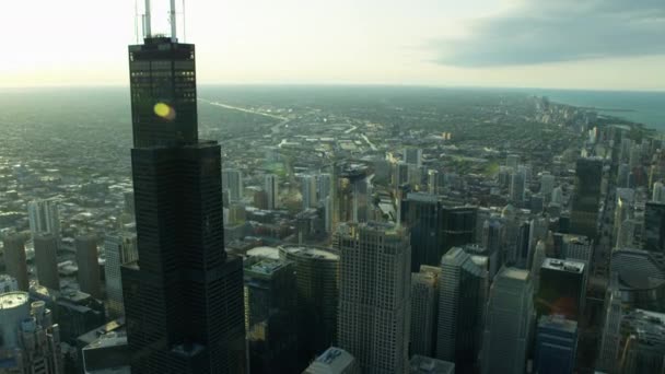 Wolkenkrabbers en voorstedelijke gebieden in Chicago — Stockvideo