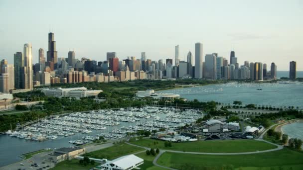 Barcos en el lago Michigan y el puerto deportivo en Chicago — Vídeos de Stock