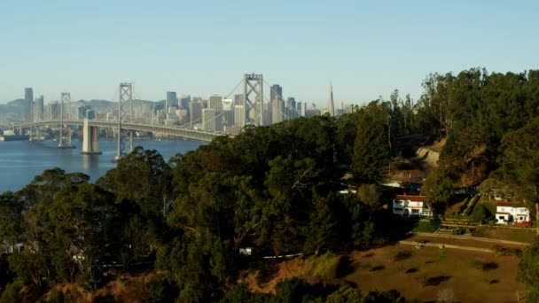 Oakland Bay Bridge med skyskrapor i San Francisco — Stockvideo