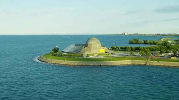 Adler Planetarium en kustlijn van Chicago — Stockvideo