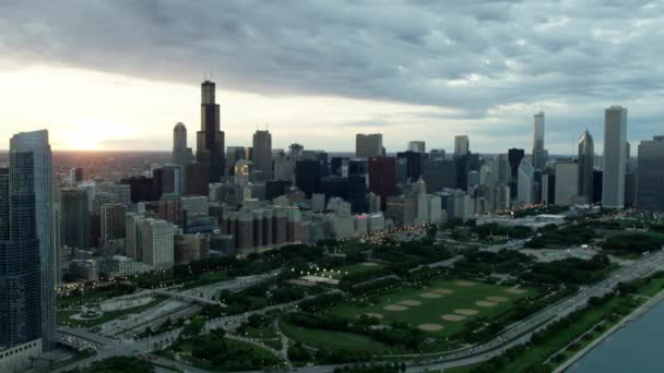 Beira-mar de Chicago e Millennium Park — Vídeo de Stock