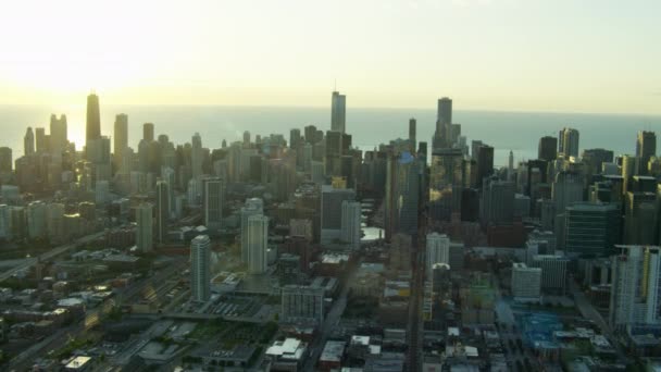 Zon stijgt boven Lake Michigan in Chicago — Stockvideo