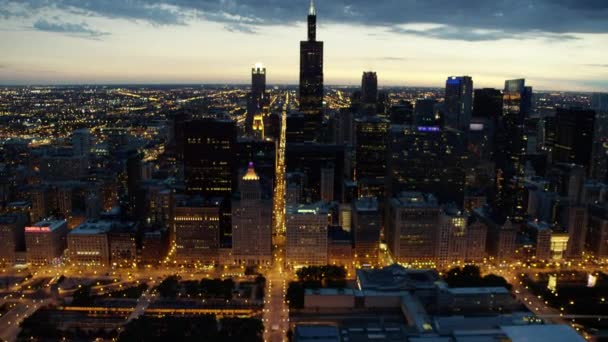 Chicago stad wegverkeer en wolkenkrabbers — Stockvideo