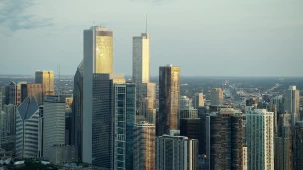 Rascacielos de la ciudad y Millennium Park en Chicago — Vídeos de Stock