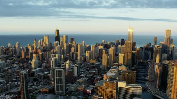 Lake Michigan achter Chicago gebouwen — Stockvideo