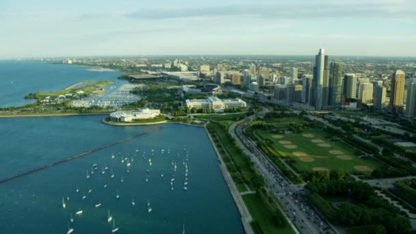Barche sul lago Michigan e grattacieli di Chicago — Video Stock