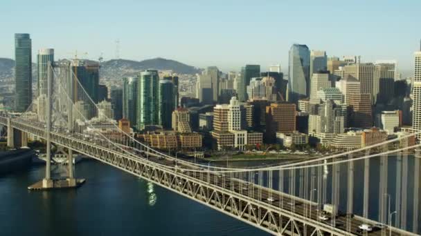 Oakland Bay Bridge met wolkenkrabbers van San Francisco — Stockvideo