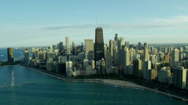 Michiganské jezero a Chicago mrakodrapy — Stock video