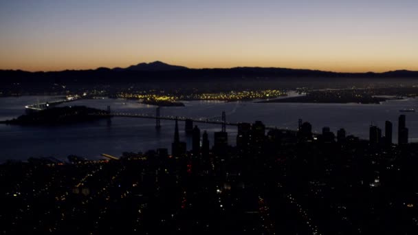 Bay Bridge ciudad con rascacielos, San Francisco — Vídeo de stock