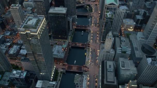 Chicago edifícios da cidade e tráfego de água — Vídeo de Stock