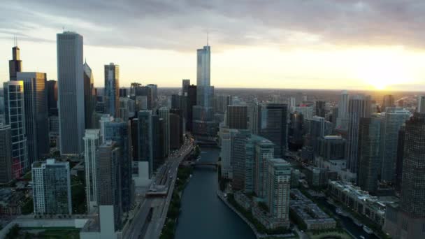 芝加哥市摩天大楼和运河 — 图库视频影像