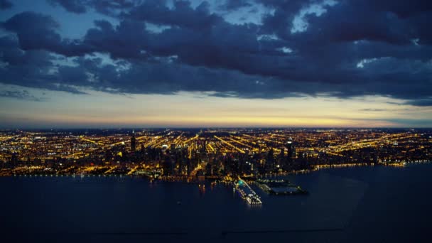 Ciudad y suburbios iluminados de Chicago — Vídeo de stock