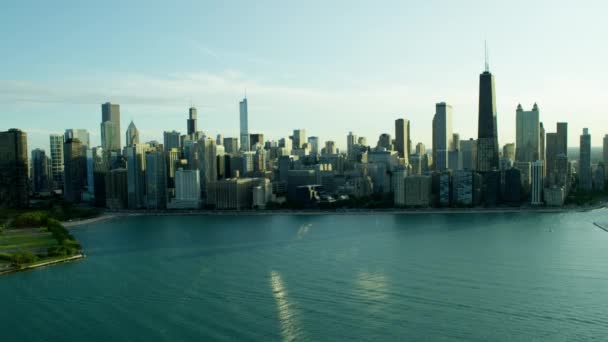 Lake Michigan en Chicago wolkenkrabbers — Stockvideo