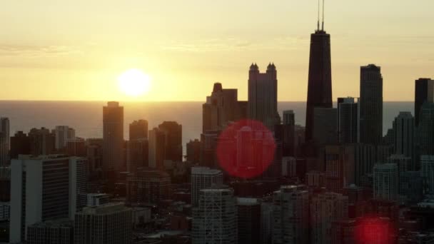 Sonnenaufgang der Wolkenkratzer der Stadt Chicago — Stockvideo