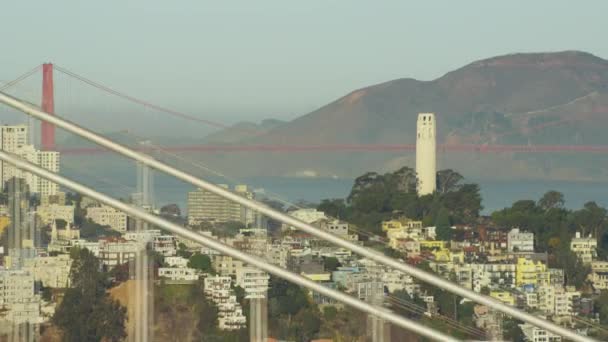 San francisco skyline met golden gate bridge — Stockvideo