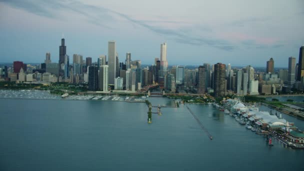 Rascacielos y puerto deportivo en Chicago — Vídeo de stock