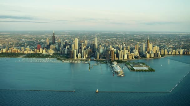 Hochhäuser am Michigansee und in Chicago — Stockvideo