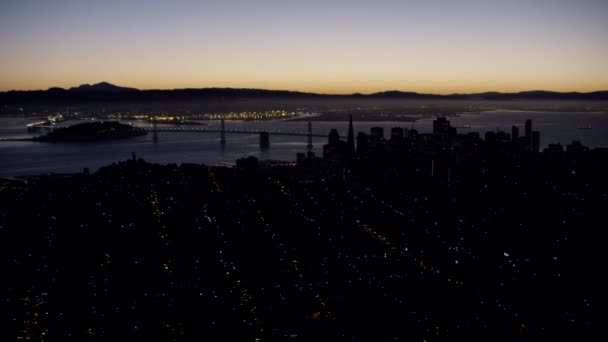 Zonsopgang uitzicht over stad van de Bay Bridge — Stockvideo