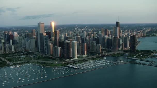 Båtar på Lake Michigan och marina i Chicago — Stockvideo