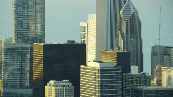 Michigan-tó és a Chicagói felhőkarcoló — Stock videók