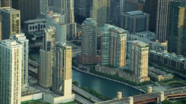 Centrum van gebouwen en snelwegen in Chicago — Stockvideo