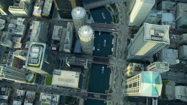 Chicago edifícios da cidade e tráfego de água — Vídeo de Stock