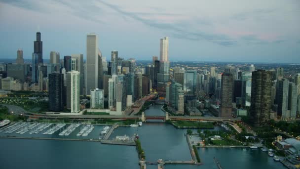 Yachthafen und moderne Wolkenkratzer Chicagos — Stockvideo