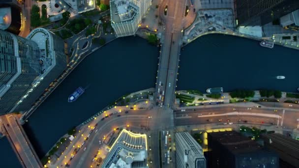 Şehir otoyollardan ve su kanallarının bir Chicago — Stok video