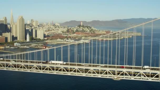 Мост Окленд-Бей с небоскребами Сан-Франциско — стоковое видео