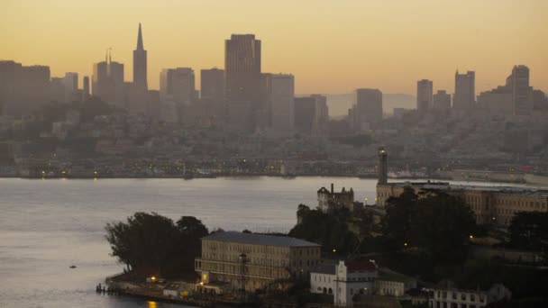 Sonnenaufgang mit Blick auf die Felseninsel Alcatraz — Stockvideo
