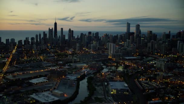 Небоскребы в Чикаго, штат Иллинойс на рассвете — стоковое видео
