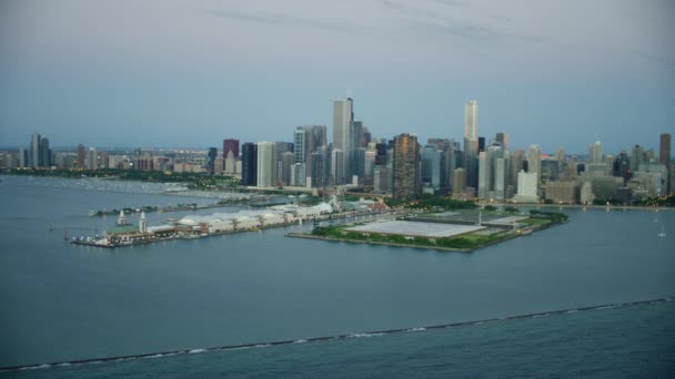 Aan het water en de skyline van Chicago — Stockvideo