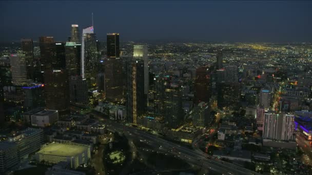 Havacılık şehri manzarası Los Angeles finans bölgesinin ışıklarını aydınlattı — Stok video