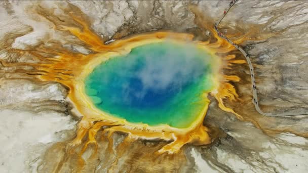 Αεροφωτογραφία ζωηρά χρώματα Yellowstone θερμές πηγές ΗΠΑ — Αρχείο Βίντεο