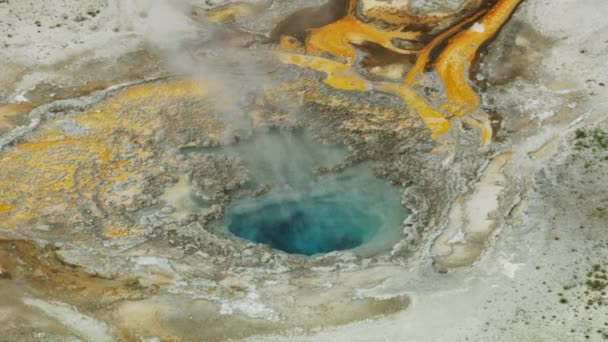 Αεροφωτογραφία γεωθερμικές θερμές πηγές Yellowstone Park ΗΠΑ — Αρχείο Βίντεο