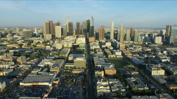 Los Angeles gökdelenleri olan Wilshire Bulvarı. — Stok video