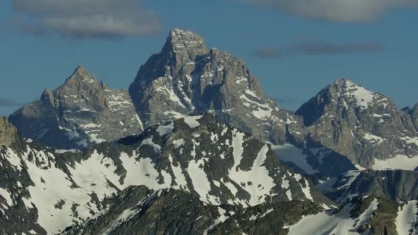 Luchtfoto Grand Teton bergketen sneeuw Wyoming — Stockvideo