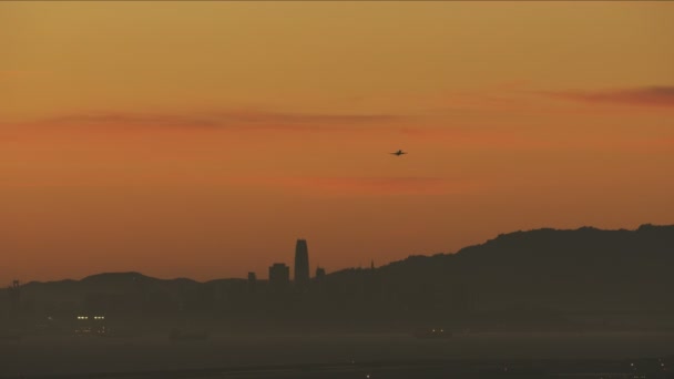 Vista aérea del horizonte de la ciudad de San Francisco en silueta — Vídeo de stock