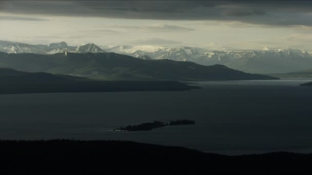 Letecký pohled na východ slunce Jackson Lake Teton hory USA — Stock video