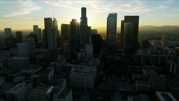 Vista aérea do pôr do sol no centro de LA arranha-céus do distrito financeiro — Vídeo de Stock