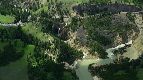 Letecký pohled tekoucí řeka Rockies Mountain Range USA — Stock video