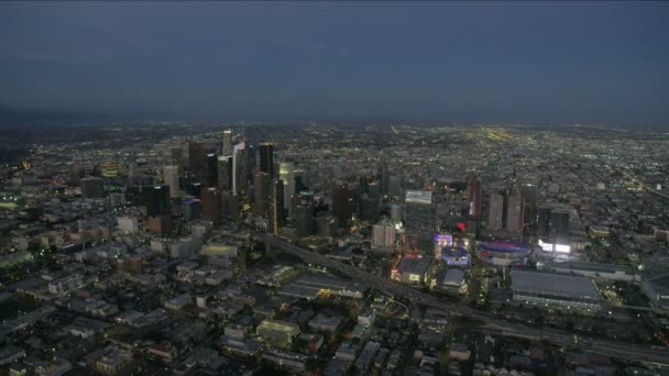 Vista aérea del paisaje urbano luces iluminadas en el centro de Los Ángeles — Vídeos de Stock