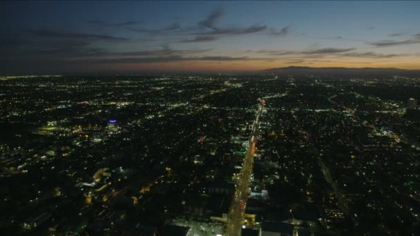 Légi szürkület kilátás kivilágított utcai lámpák Koreatown LA — Stock videók