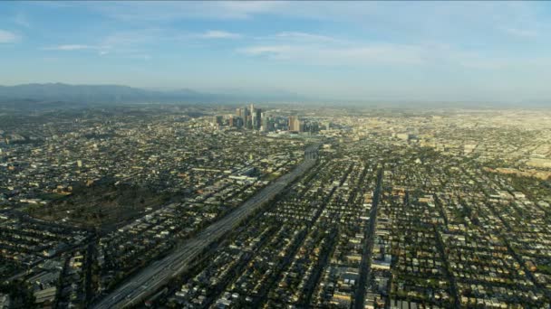 Vista aérea del paisaje urbano Rascacielos de la autopista de Santa Mónica LA — Vídeos de Stock