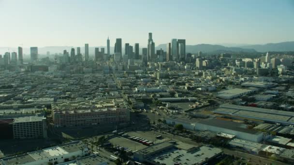 Vista aérea rascacielos propiedad comercial Los Ángeles California — Vídeo de stock