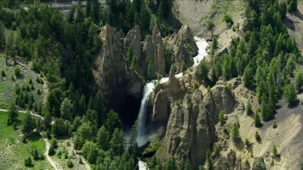 Letecký pohled Tower Falls vodopád Yellowstone Park Wyoming — Stock video